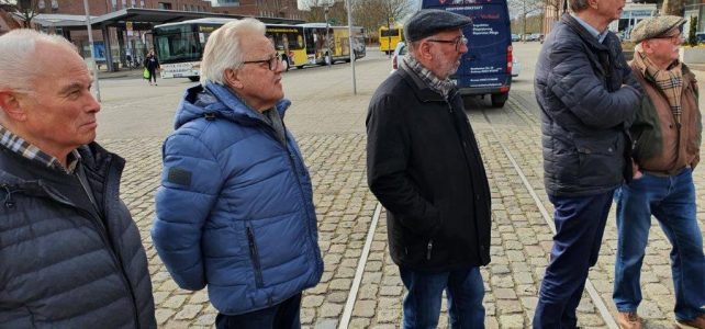 Mitglieder des Gronauer Männerchors erleben eine Stadtführung mit Klaus Wiedau